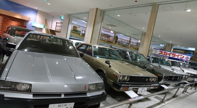 日本自動車博物館 石川 アクセス クーポン 00gtも歴代スカイラインもここで見ろ 後ろ向き女が前を向いて歩く